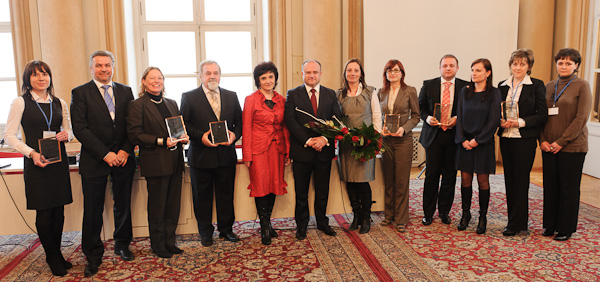 Ocenení zamestnávatelia s ministrom PSVR Jozefom Mihálom, v strede