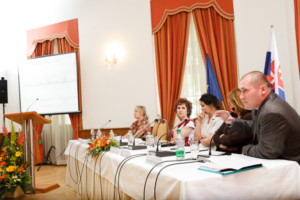 Druhý panel konferencie. Zľava: Sylvia Porubänová, Kvetoslava Repková, riaditeľka IVPR; Barbora Holublvá, IVPR; Nadežda Šebová, MPSVR SR; Daniel Gerbery, IVPR