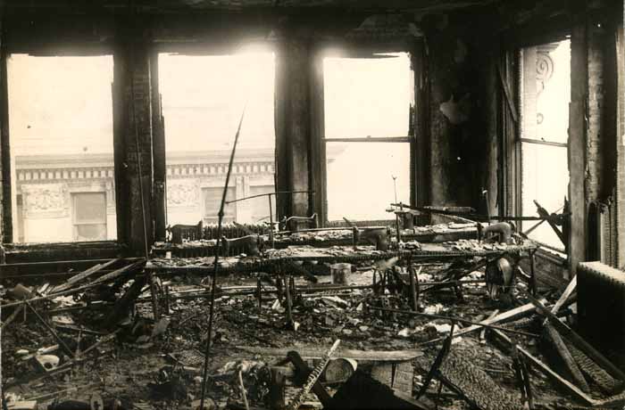 fotografia továrne po požiari