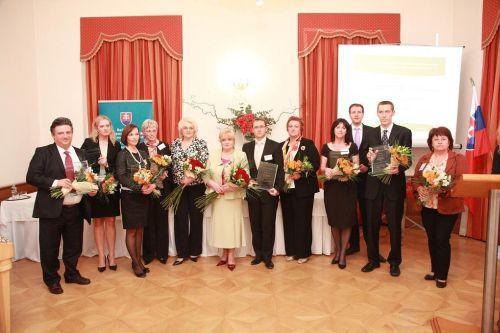 Spoločná fotografia všetkých ocenených zamestnávateľov s ministerkou PSVR Vierou Tomanovou