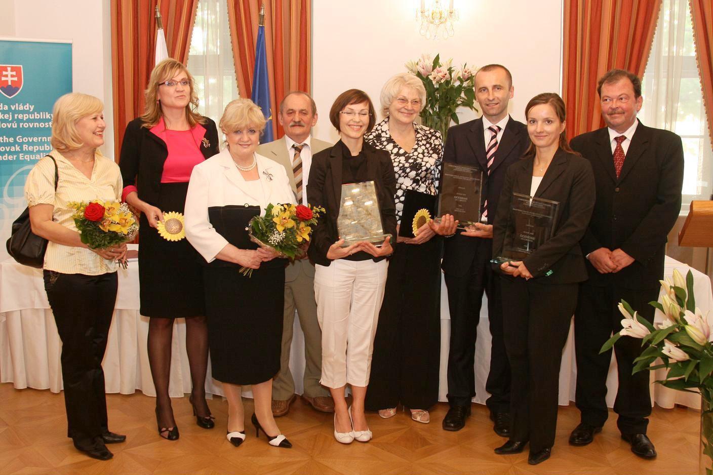 ocenení zamestnávatelia s ministerkou Vierou Tomanovou a štátnou tajomníčkou Emíliou Kršíkovou  ministerstva práce, sociálnych vecí a rodiny SR 